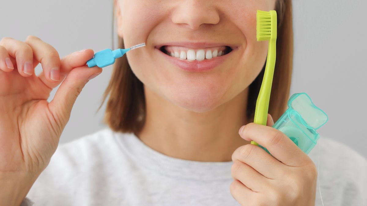 Dentální hygiena může ušetřit tisíce. Mezizubní kartáček a nit nestačí